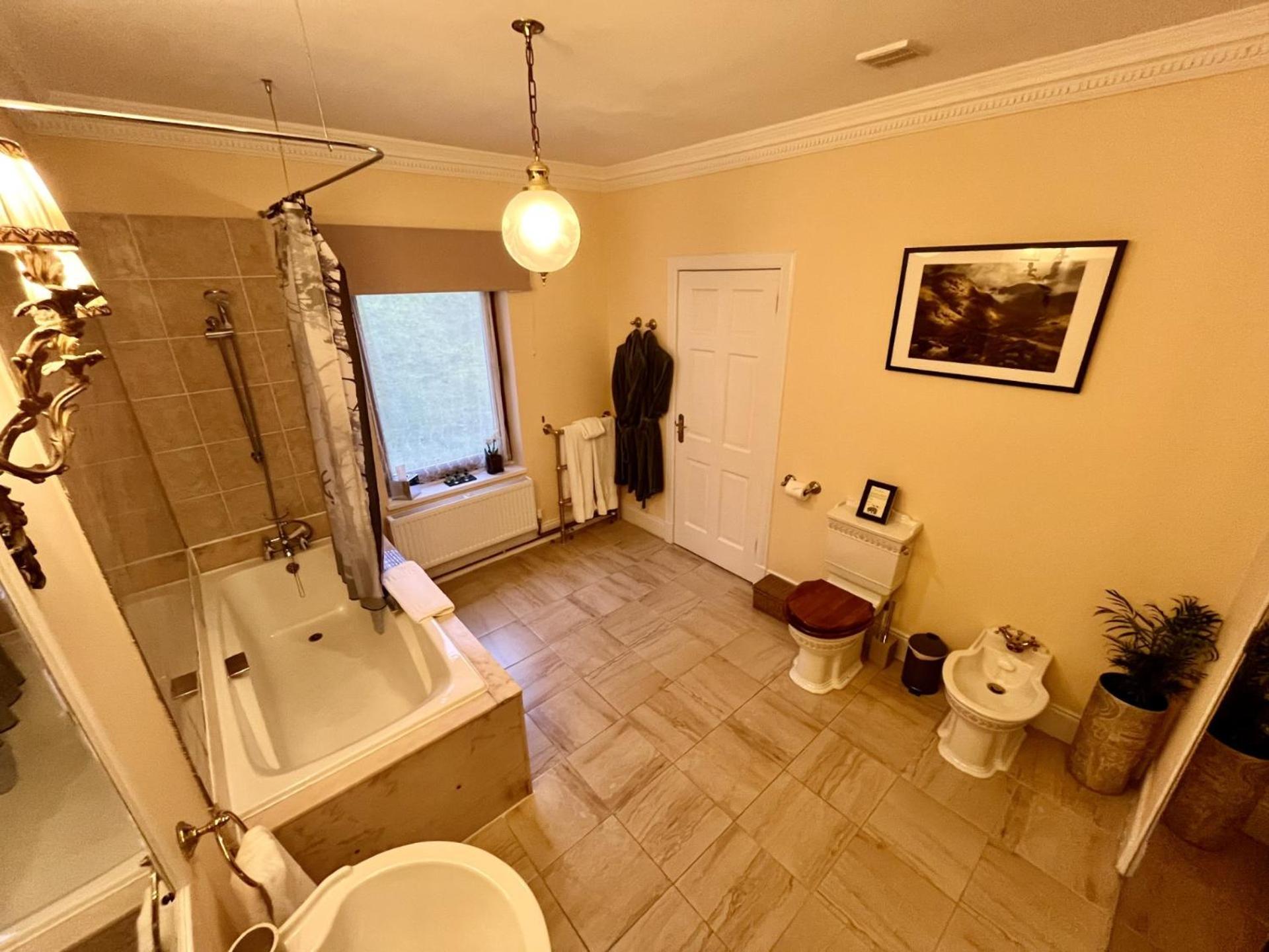 Highland Bear Lodge & Luxury Bear Huts Дръмнадрочит Екстериор снимка